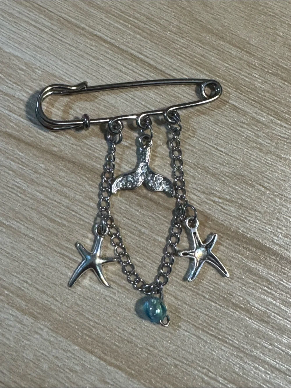 🧜🏼‍♀️ Silver toned Safety Pin Brooch with Blue Bead and Starfish